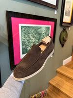 Laden Sie das Bild in den Galerie-Viewer, Vela II // Dunkelbraun Suede // Sohle Ecru
