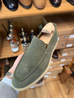 Laden Sie das Bild in den Galerie-Viewer, Vela II // Thymian Suede // Sohle Ecru
