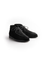 Laden Sie das Bild in den Galerie-Viewer, Vela Chukka II // Suede // Nero // Lammfellfutter
