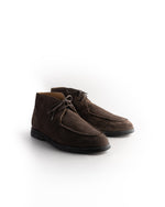 Laden Sie das Bild in den Galerie-Viewer, Vela Chukka II // Suede // Dark Brown
