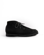 Laden Sie das Bild in den Galerie-Viewer, Vela Chukka II // Suede // Nero // Lammfellfutter

