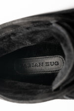 Laden Sie das Bild in den Galerie-Viewer, Vela Chukka II // Suede // Nero // Lammfellfutter
