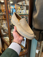 Laden Sie das Bild in den Galerie-Viewer, Vela II // Sand Suede // Sohle Ecru

